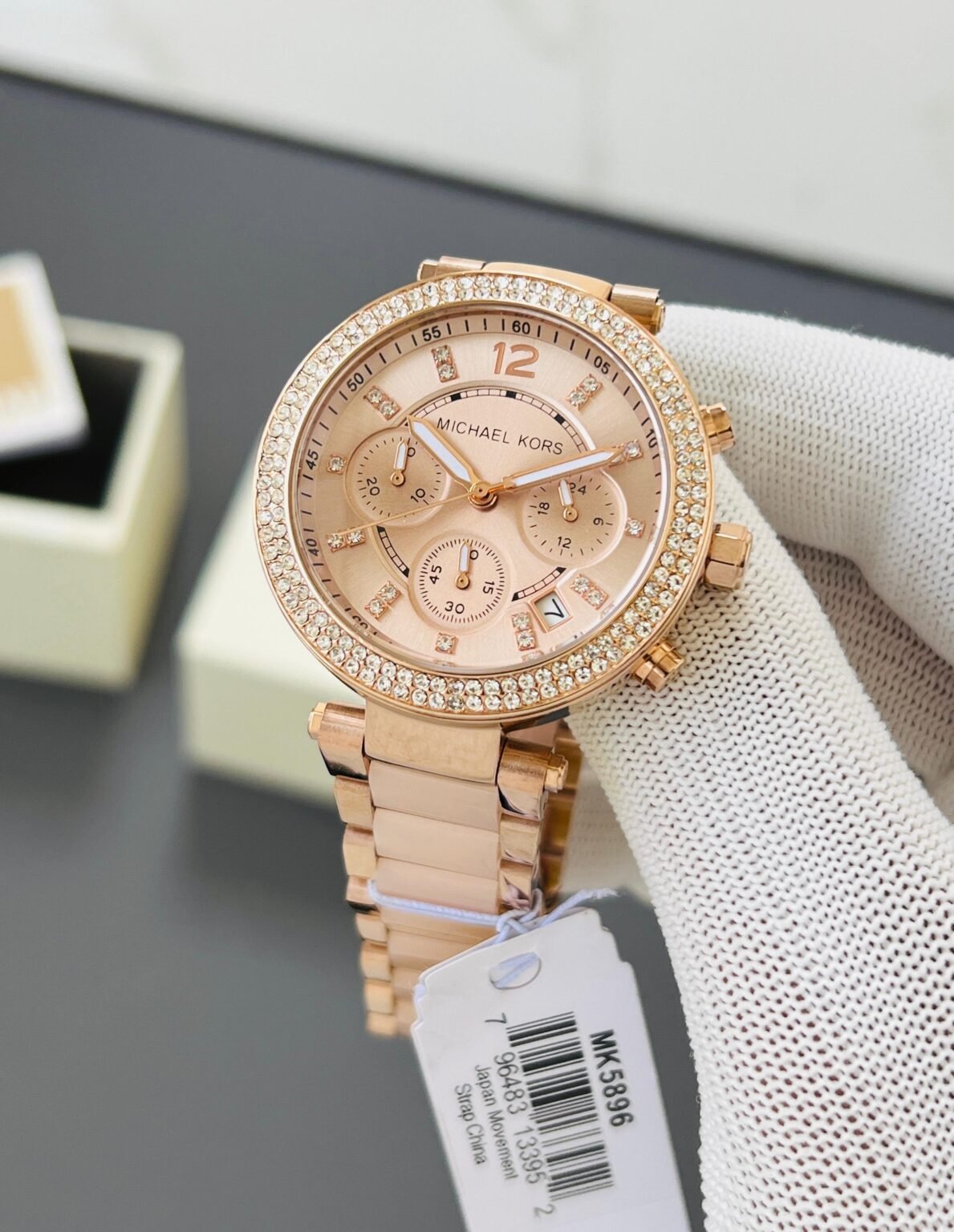 20fb2a85 ed48 4d50 9e88 3aeca25b9f10 scaled https://watchstoreindia.com/Shop/michael-kors-parker-ceramic-chronograph/