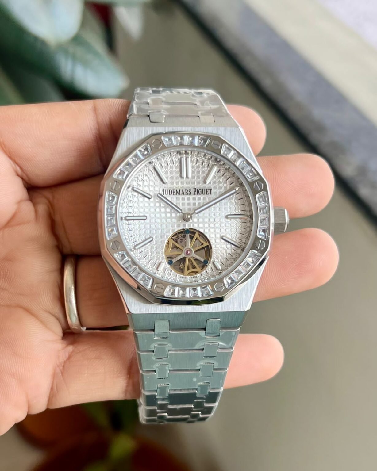 IMG 20241209 WA0035 https://watchstoreindia.com/Shop/audemars-piguet-white-gold-bracelet/