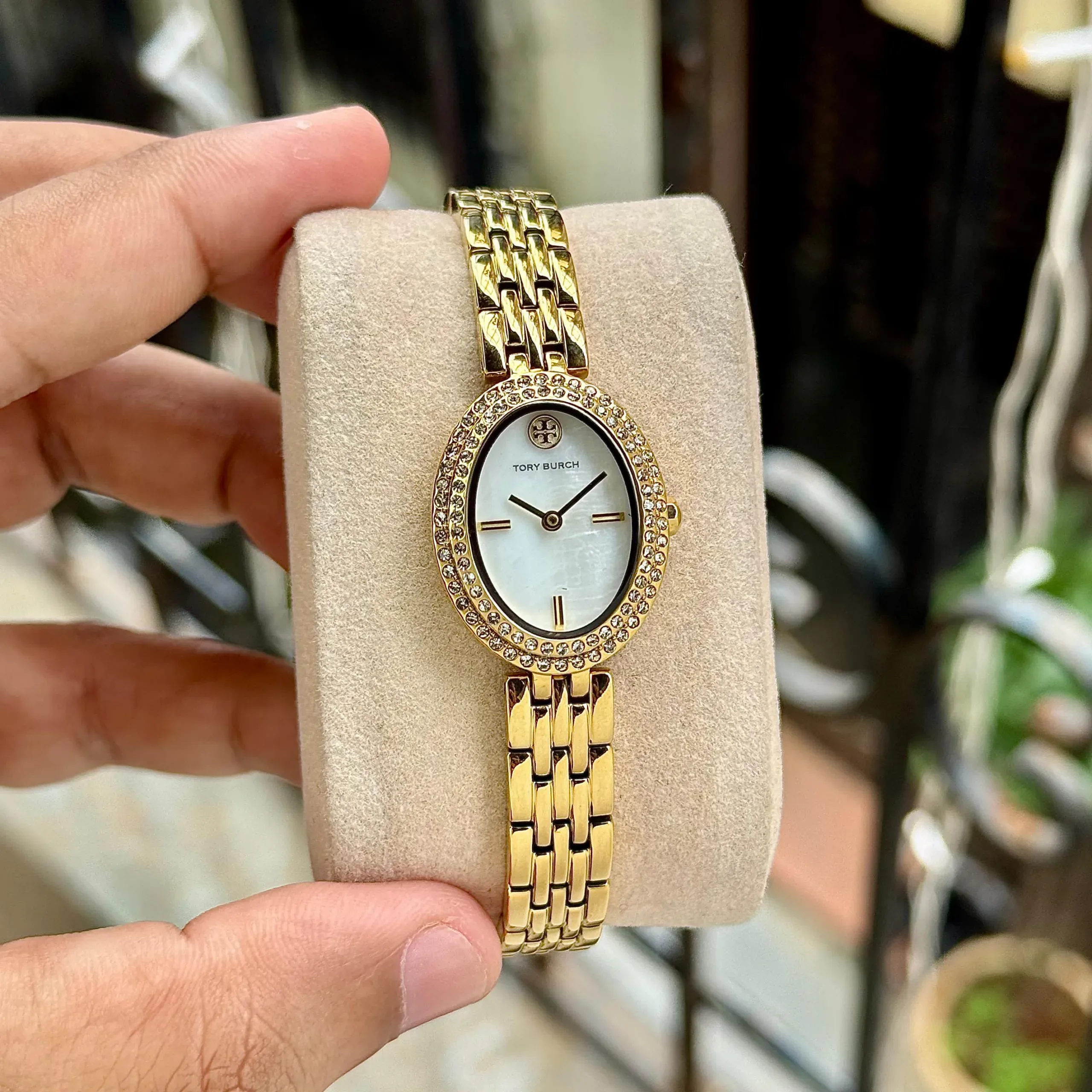 2025/09/1000044025-jpg.webp TORY BURCH THE OVAL GOLD TONE QUARTZ MOVEMENT - Image 1
