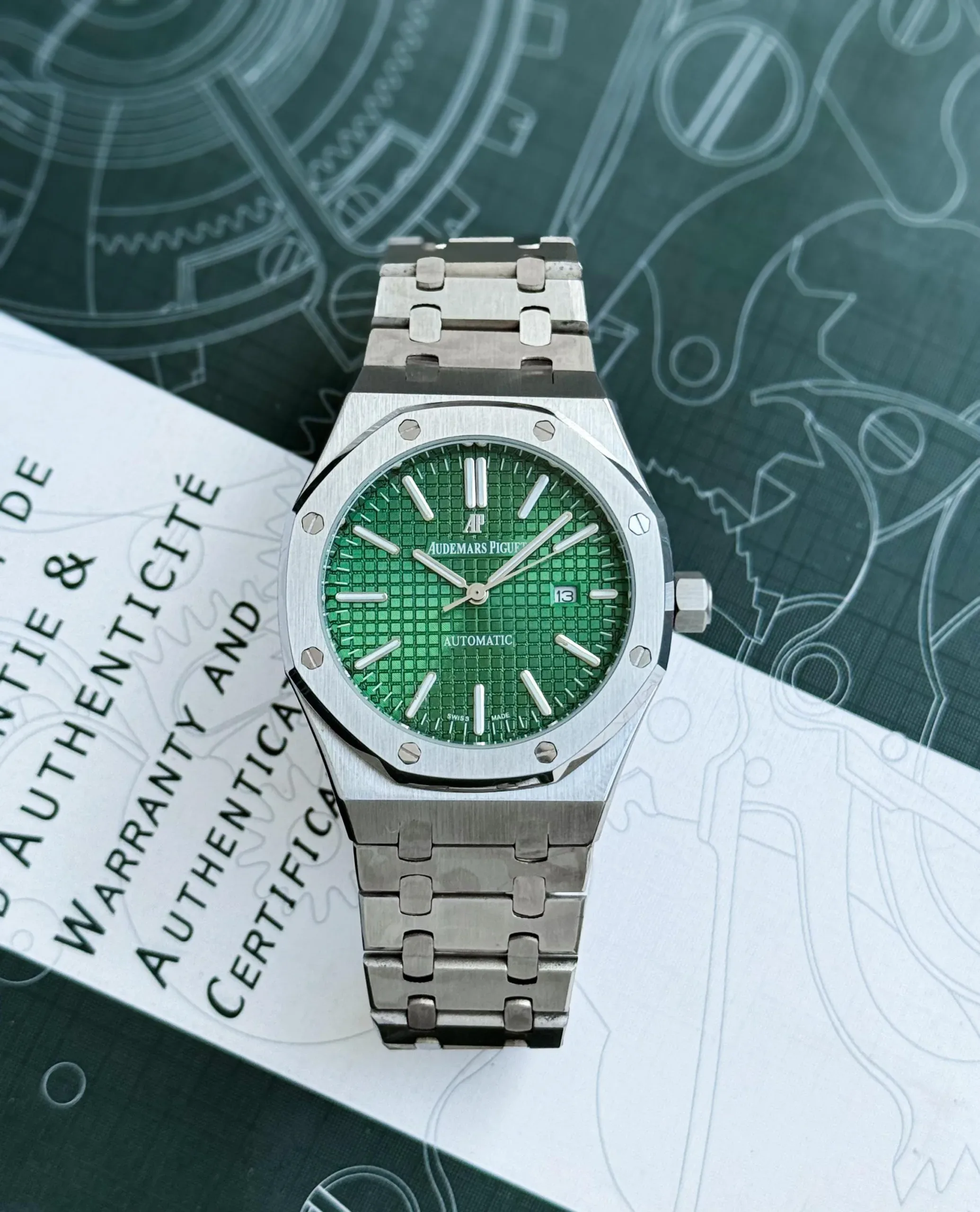 2025/09/1000044319-jpg.webp AUDEMARS PIGUET ROYAL OAK 7AAA PREMIUM GREEN DIAL - Image 1